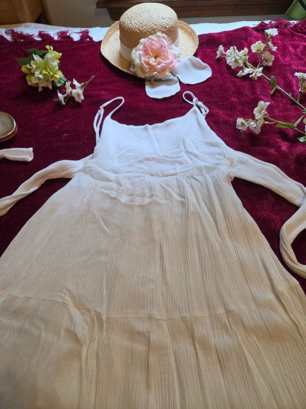 STUNNING WHITE FLOWY MAXI WITH TIE BACK WIDE TIES S-M WIDE TIE BACK..ELEGANCE.!!